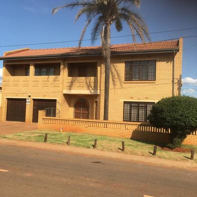 House For Sale in Lenasia, Johannesburg