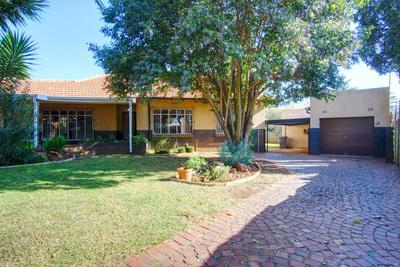 House For Sale in Roosevelt Park, Johannesburg