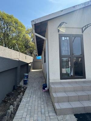 Cottage For Rent in Buccleuch, Sandton